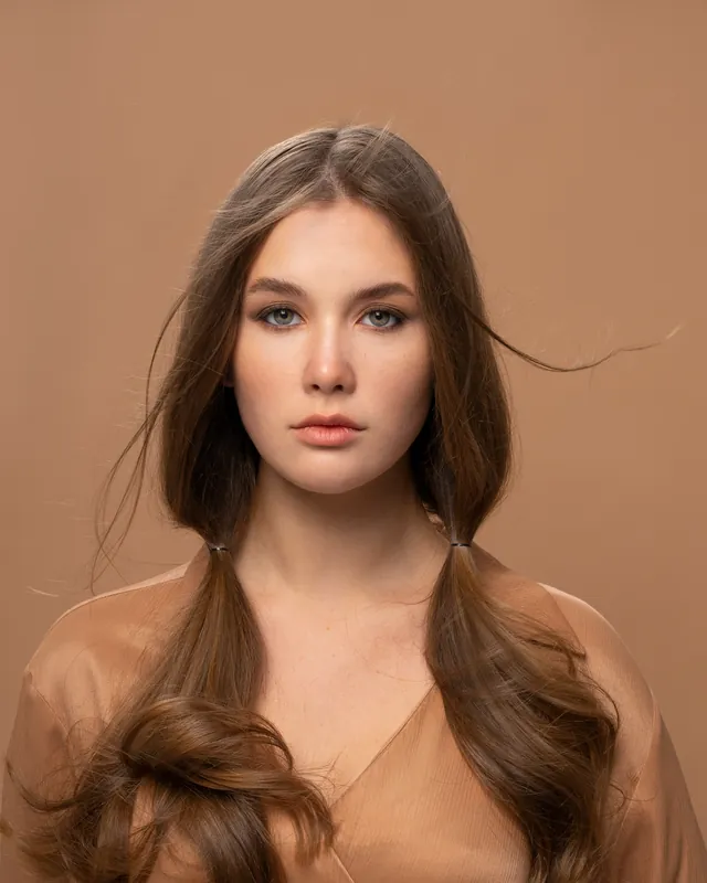Capelli lunghi castani e mossi, con la scalatura leggera